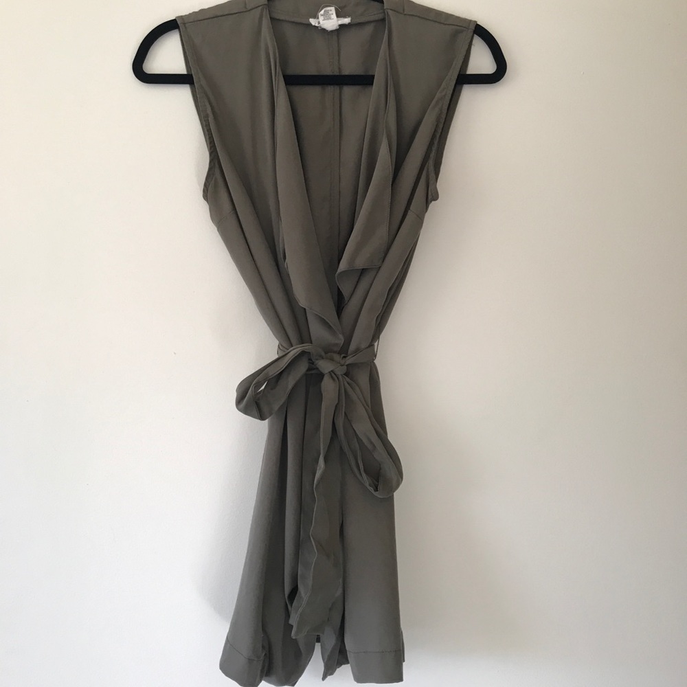 Sleeveless Vest with Bow
